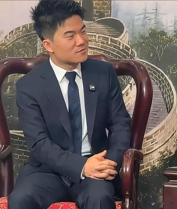 注意看，这个男人叫董宇辉，这次去越南，第一眼亮点不是西装也不是大使，而是——