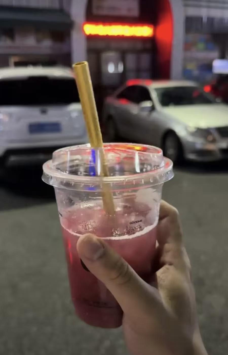 浙江一小伙丢了一根吸管,报警寻求警察帮忙。警察以为他在捣乱,谁知,小伙说:“我那
