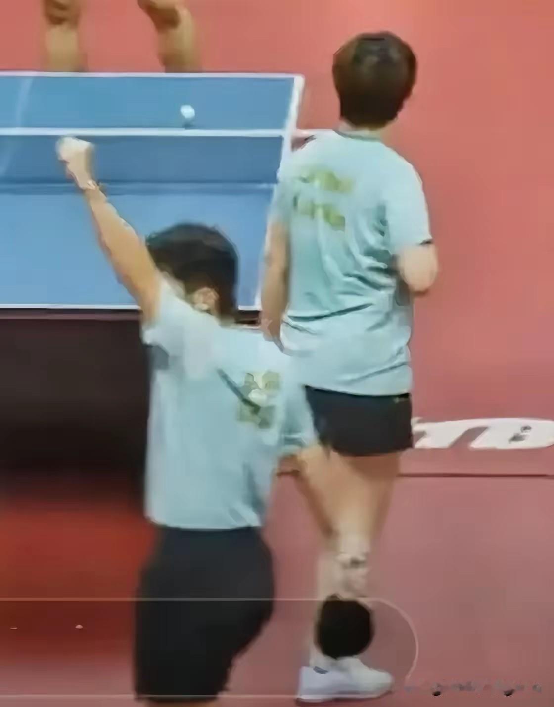 动漫组合3：0赢了神秘之师朝鲜组合李正直/金琴英，晋级下一轮。观众席上观看比赛的