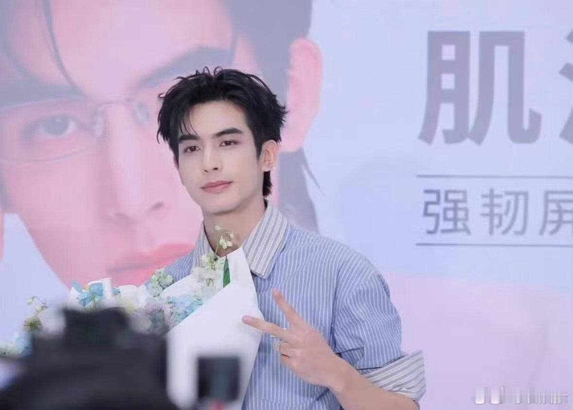 亲眼见到宋威龙的震撼宋威龙粉丝号召力见到宋威龙的那一刻才懂什么叫惊为天人，真人