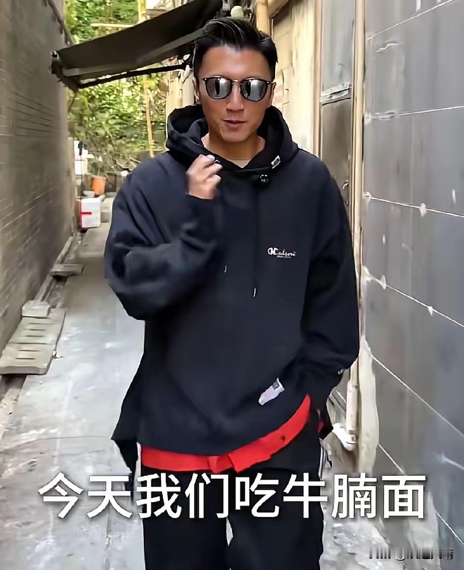 谢霆锋在香港进了一家巷子里大排档，里面坐满了人，但谢霆锋进去的时候，这些人只是看