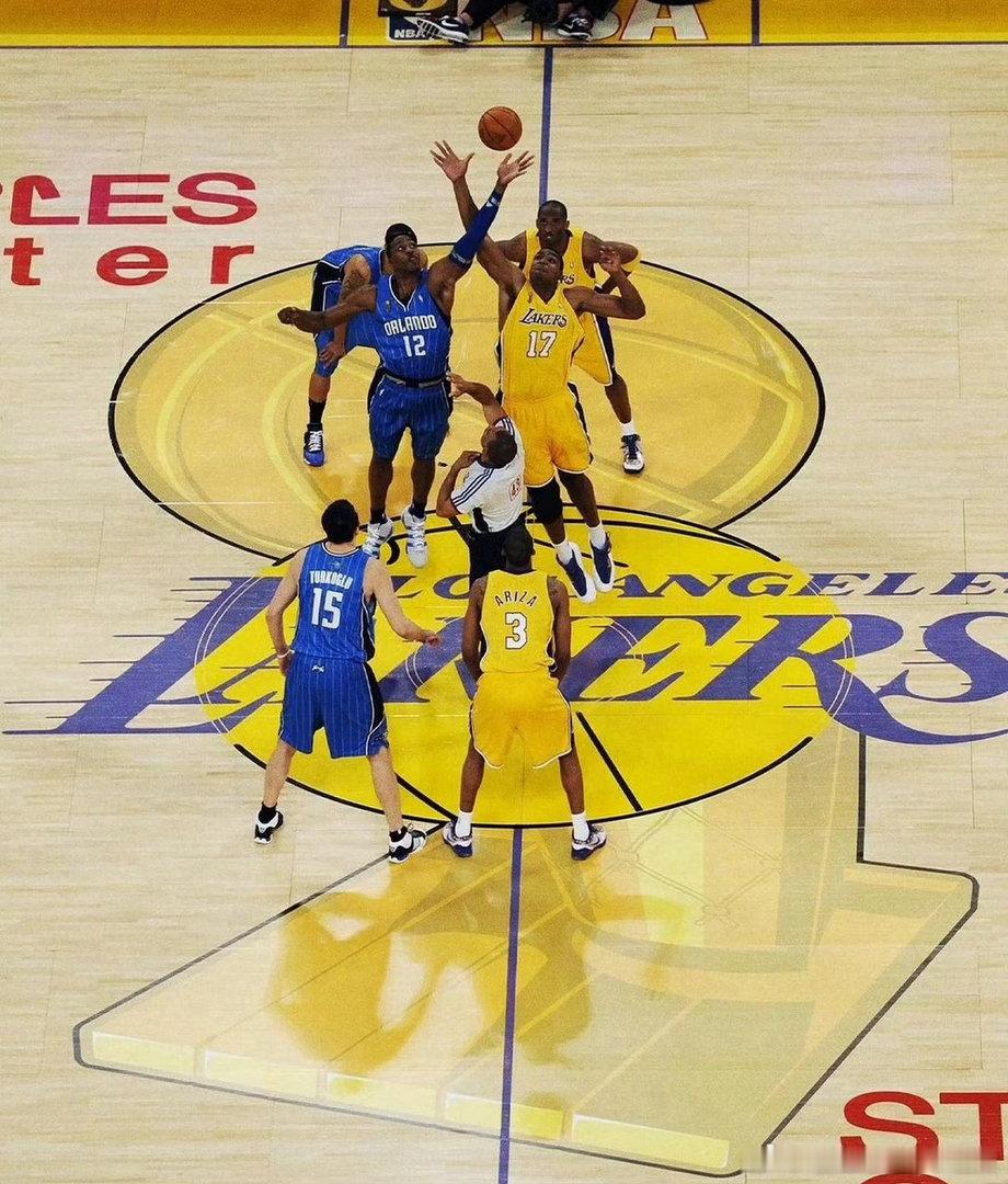 【十七载轮回，金杯重铸荣耀之魂】时隔17年，当2026年NBA总决赛地板中央重新