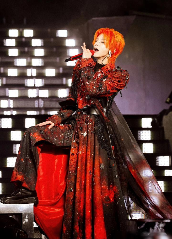 华晨宇这回真的是作死作到了天花板。一句国内没几个会高音，直接把整个华语乐坛的