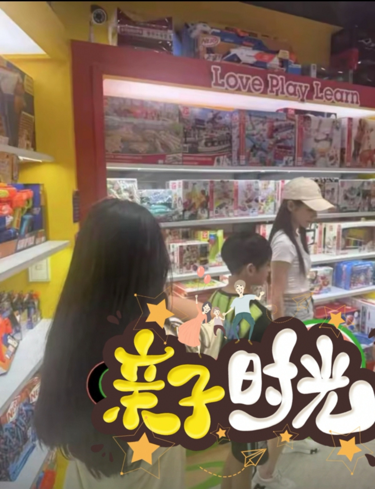 霖霖生日，筱梅带着俩孩子挑选礼物，陪孩子做手工，她也努力在做一个好妈妈