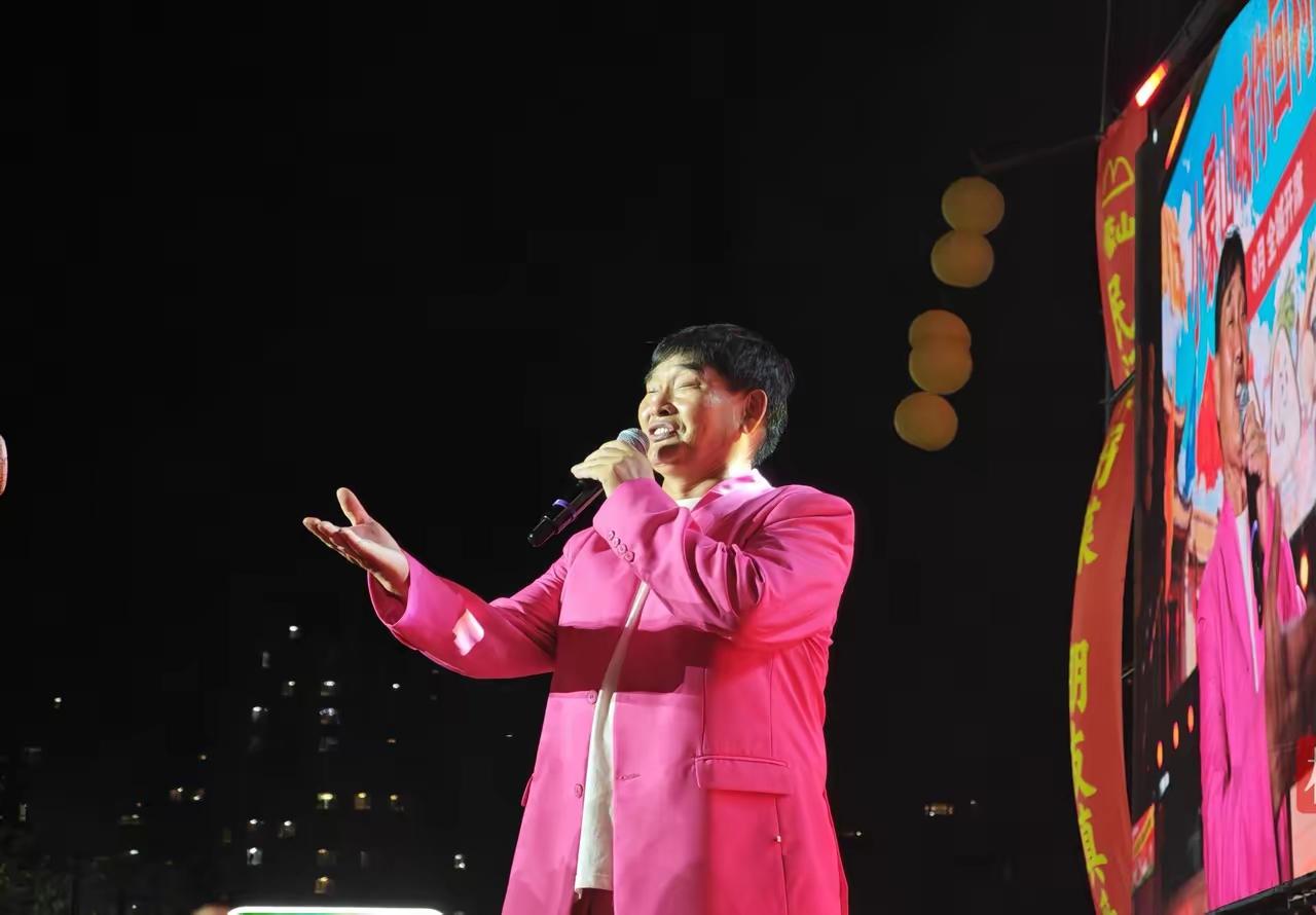 大衣哥商演排到了明年一月。儿子朱小伟当爹了，账本一页页都是钱：儿媳带娃的生活
