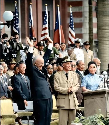 1960年6月，毛主席得知美国总统艾森豪威尔要窜访台湾的消息后，在最高国务会议上