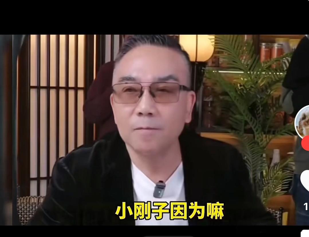 杨少华刚去世，杨议久趁着热度开直播，当初要死要活的样子全然不见，满血复活，精神抖