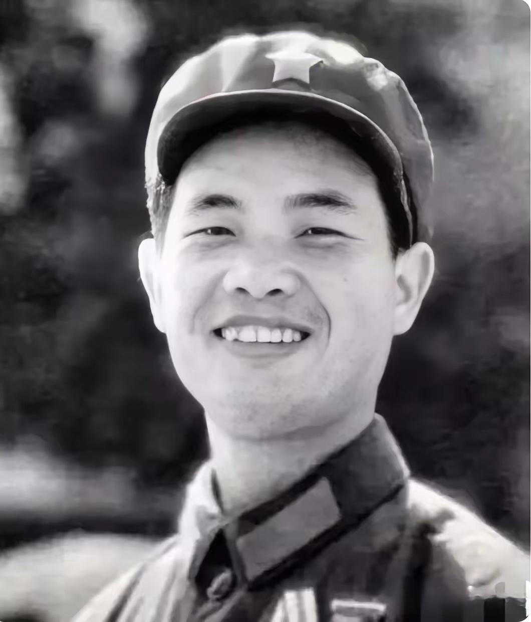 中央军委授予的“英雄坦克手”许森，1957年出生，海南临高人，1977年入伍，1