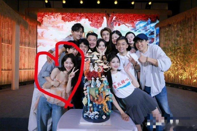 这两位绝对有情况看手放的位置​​​​