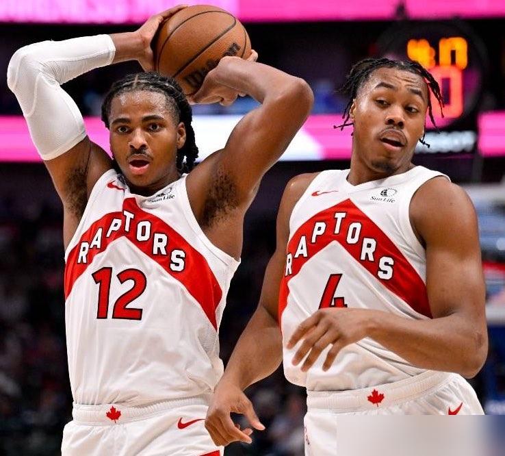 伦纳德2019年放弃猛龙5年1.9亿，拿了快船3年1.1亿。多伦多球迷骂他叛徒