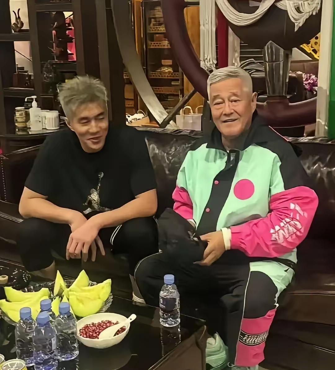 赵本山身边的帅哥是谁？他的身材很魁梧，他染着头发一下子年轻了几岁坐在赵本山那