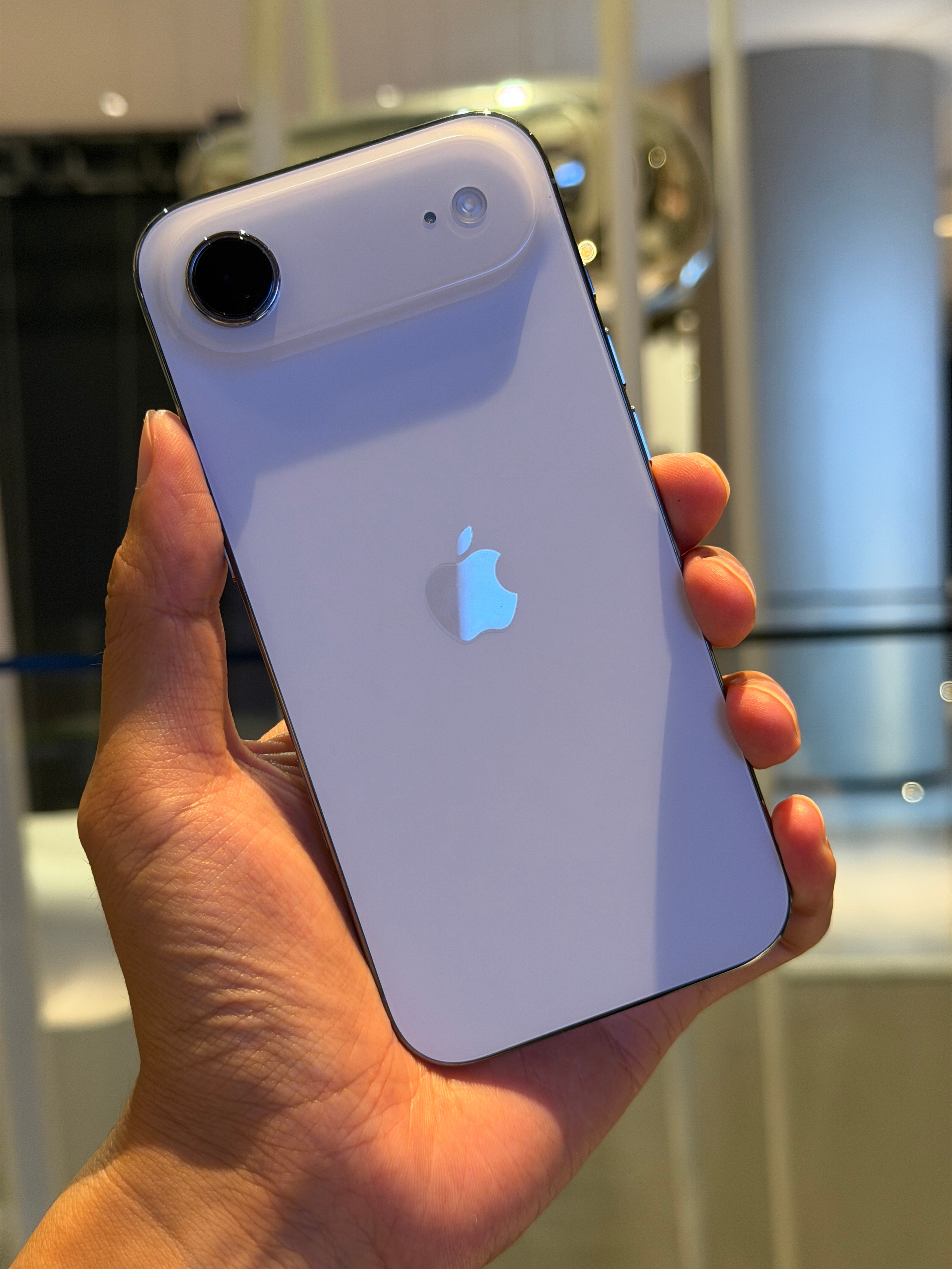 摸了一下的iPhoneAir，真的很薄，也很精致，但是除此之外，似乎没有特别能