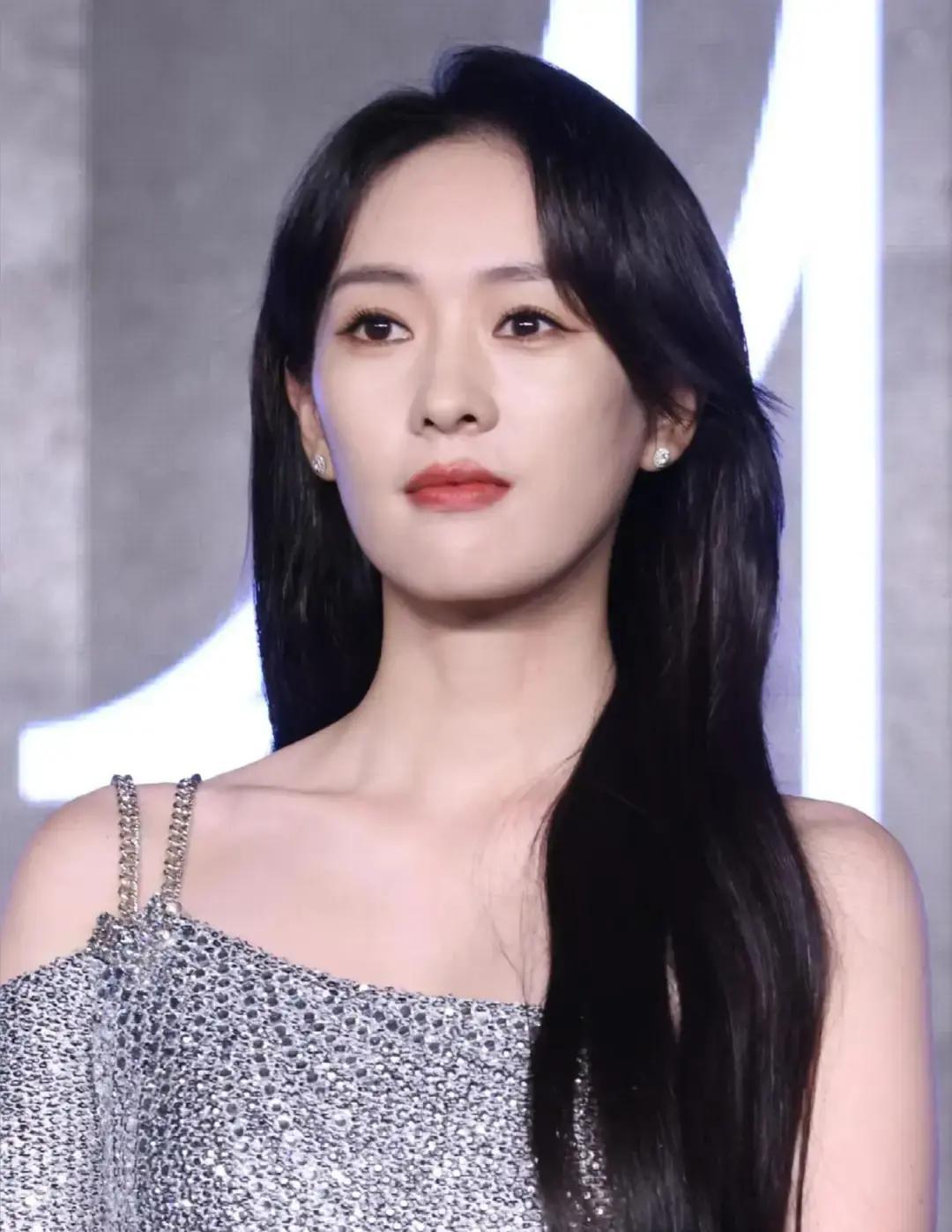 0.3毫米决定一条裙子贵不贵童瑶那身叉开到腰的礼服，热搜挂了三天。外行看腿