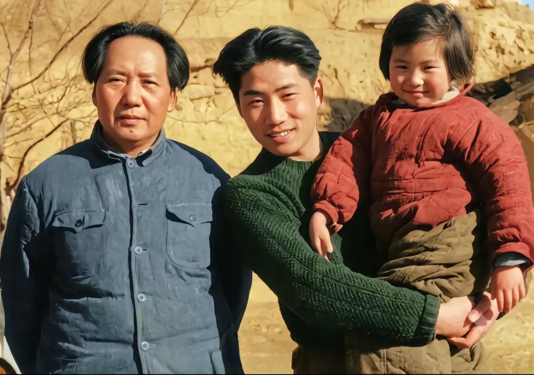 老照片刚从苏联回来的毛岸英怀里抱着妹妹李讷，与父亲一家三口的合影，透着温