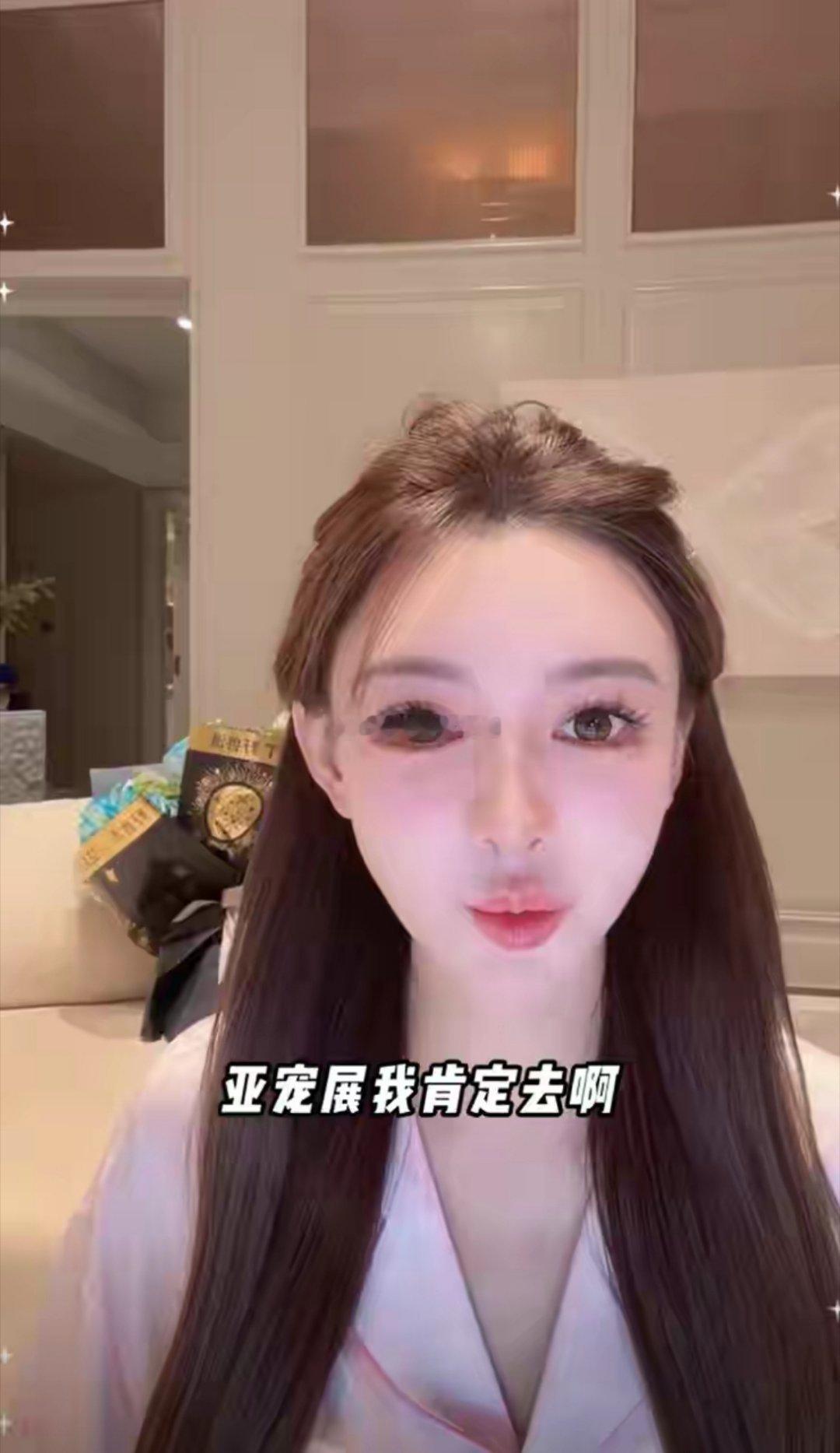 叶珂去亚宠展被偶遇，产后身材已完全恢复，真人个子不高也就162​​​