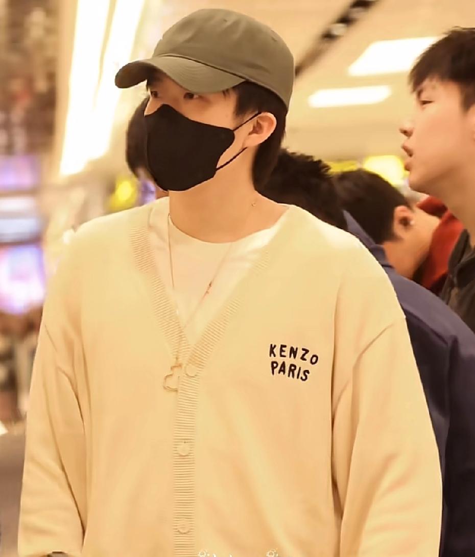 2月19日，国乒到达新加坡了楚钦还是那么帅在人群中一眼就能认出他气质与生俱