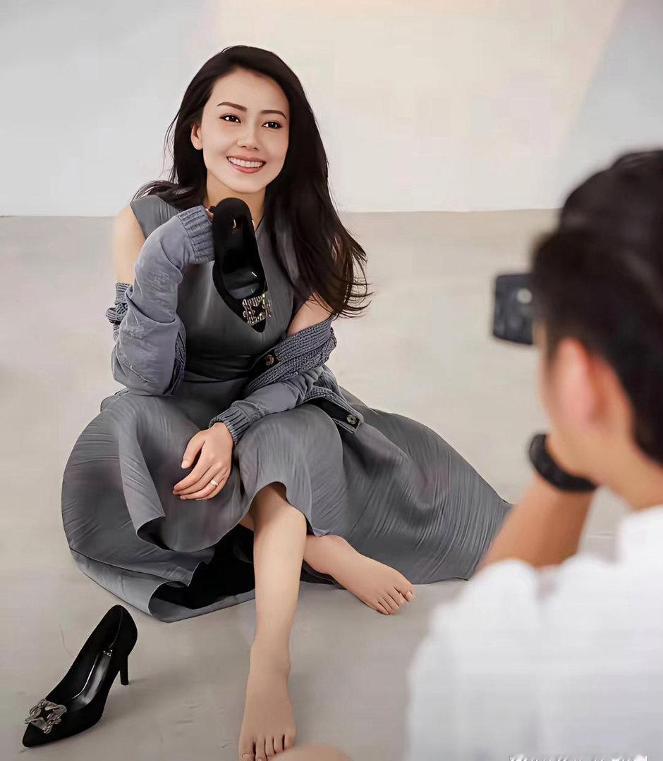 不得不说高圆圆的足部形态绝美，线条匀称精致，细腻好看，颜值细节格外惊艳。