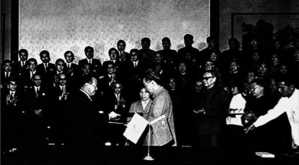 1972年，日本访华，却只带来500亿美元战争赔偿款。谁知，毛主席大手一挥，直接