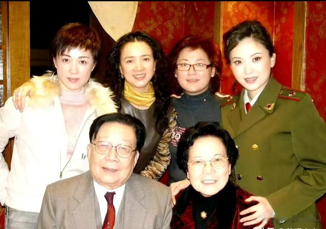 后排四人中，就认得出温婉如莲的何晴，明眸善睐傅艺伟，而右边的美女是谁？细眉飞扬，