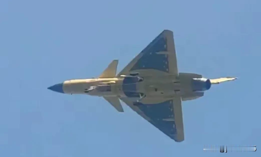 近日，一组歼-10C黄皮机进行飞行测试的图片流出。据预测，中国空军已经停止了歼-