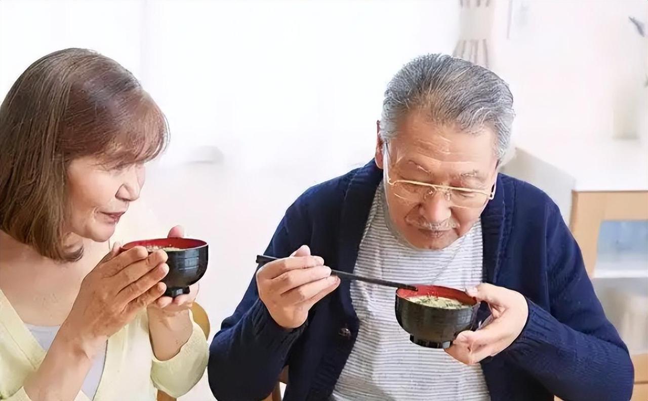 52岁后别再信“晚饭七分饱”了！医生曝光9个吃饭准则，做错会惹慢病家人们！