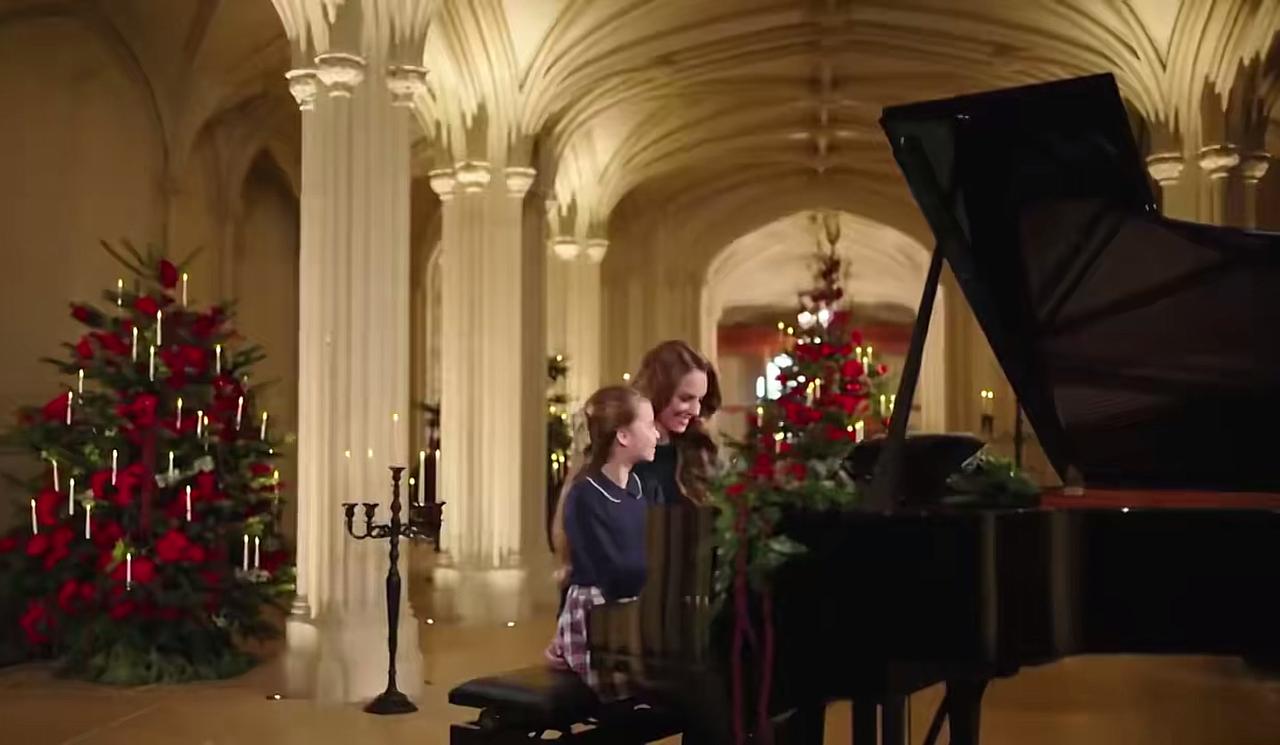 总是予人惊喜的凯特王妃自2021年圣诞凯特首秀钢琴技艺以来，一直延续