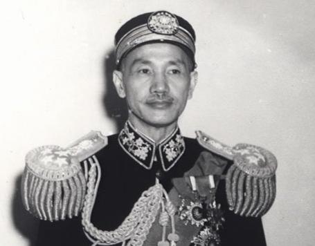 蒋介石对中国人民犯下了滔天罪行，是中华民族的罪人，作恶多端，他的双手沾满了革命先