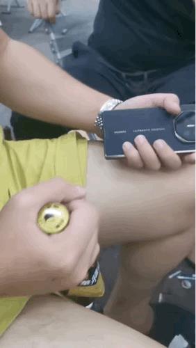 屏幕已经闪了，回家后可有的心疼了[笑着哭]