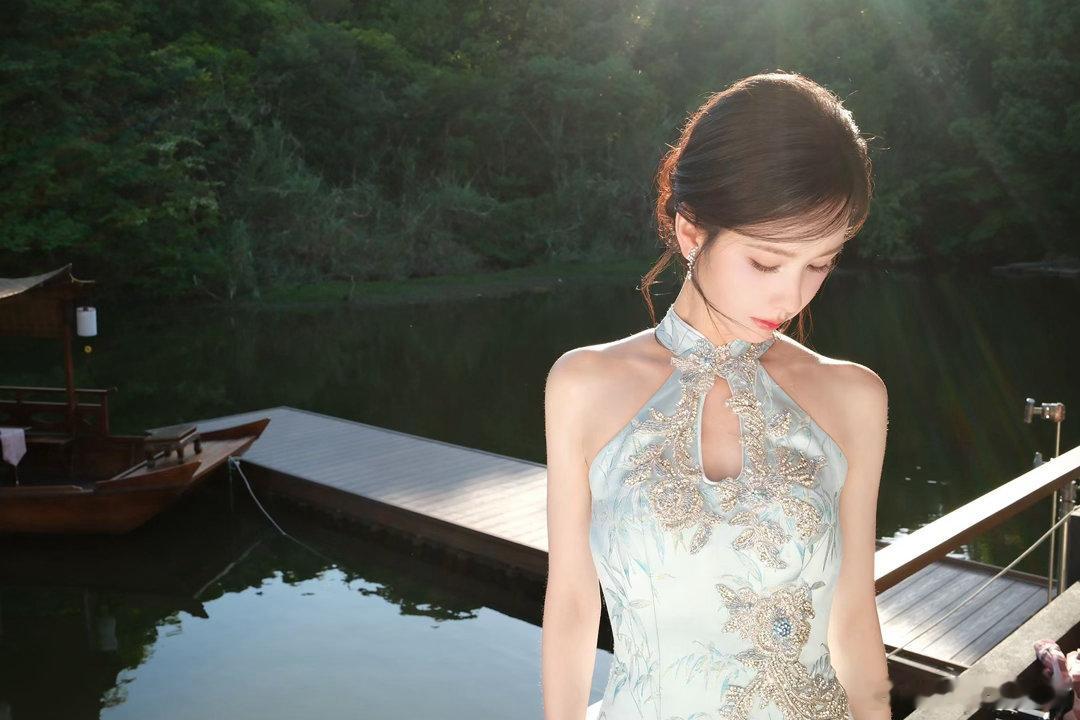 陈都灵美神降临了陈都灵新中式旗袍美人青丝配旗袍，风雅藏眉眼，现身一刻便是美神降