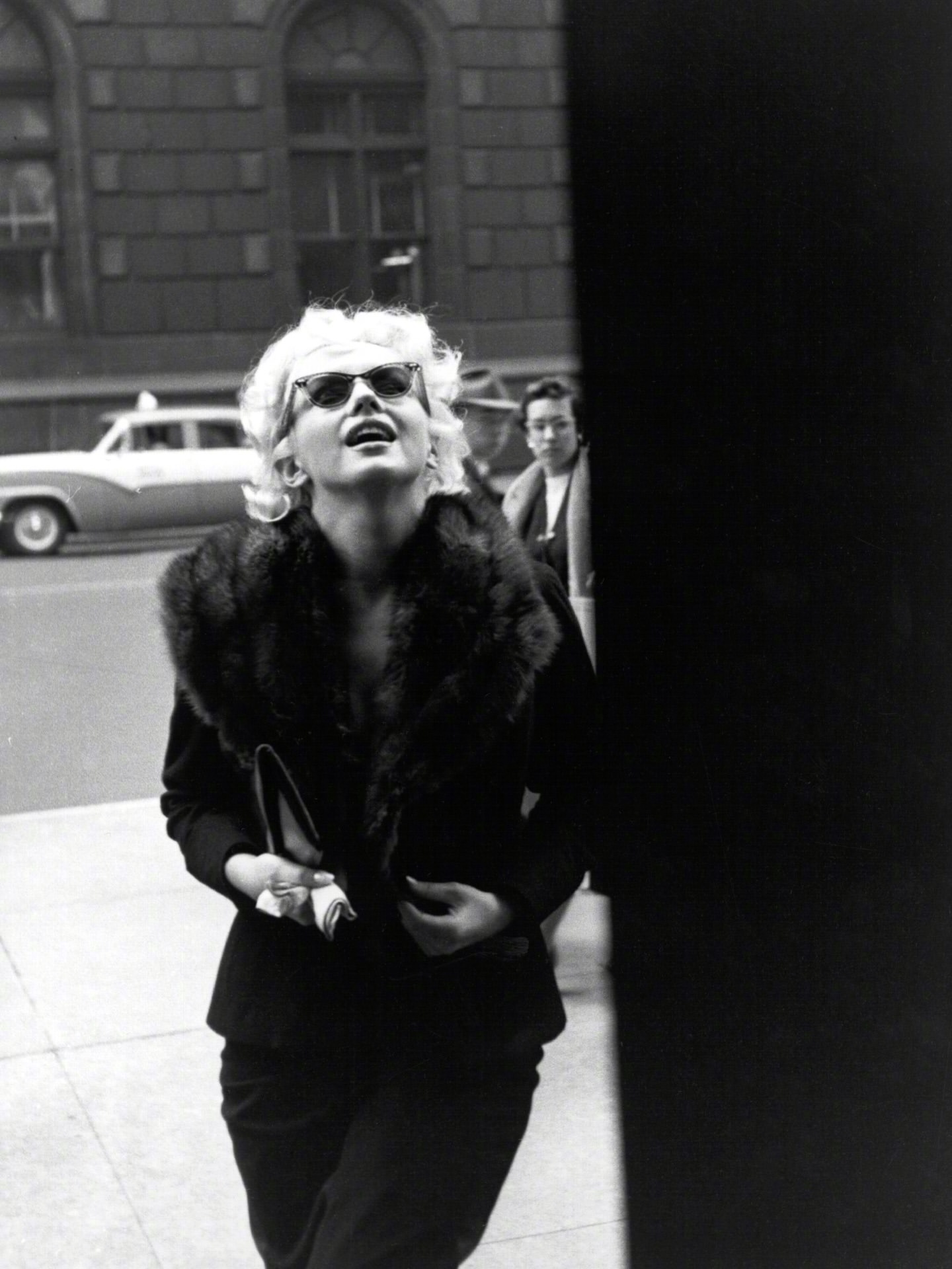 1955年，玛丽莲·梦露搬到了纽约，她希望摆脱好莱坞强加给她的“性感炸弹”形象