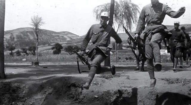 1941年，八路军386旅的一位炊事员去河边挑水。忽见，很多“奇怪”的脚印，他大