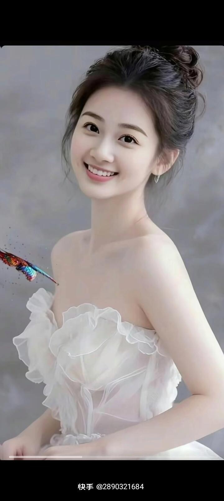 甜美少女，轻盈飘逸的白色礼服，温柔的笑容，梦幻的氛围。