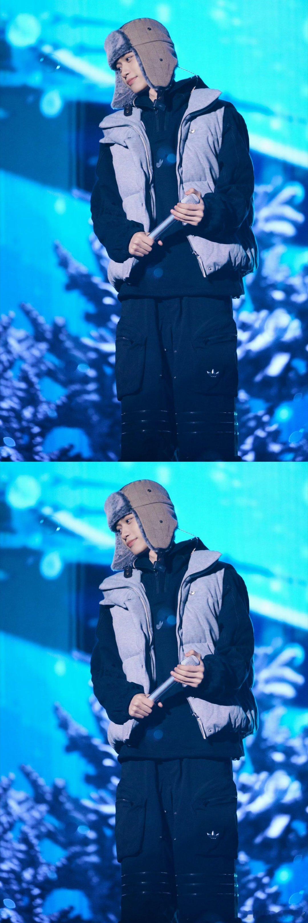 梓渝彩排小宝宝穿的好厚实好可爱！！！