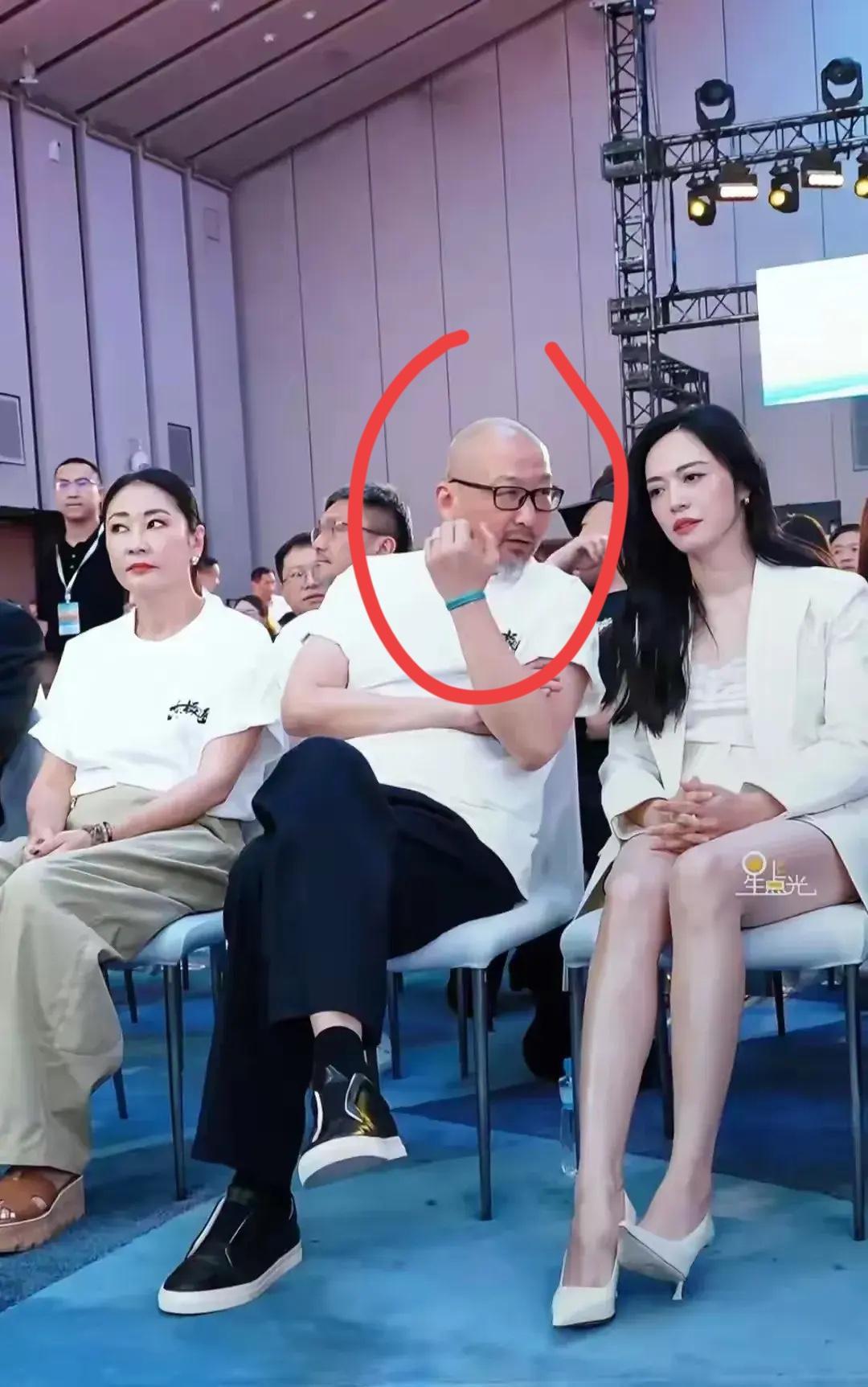这位大哥是谁？应该也是位明星吧