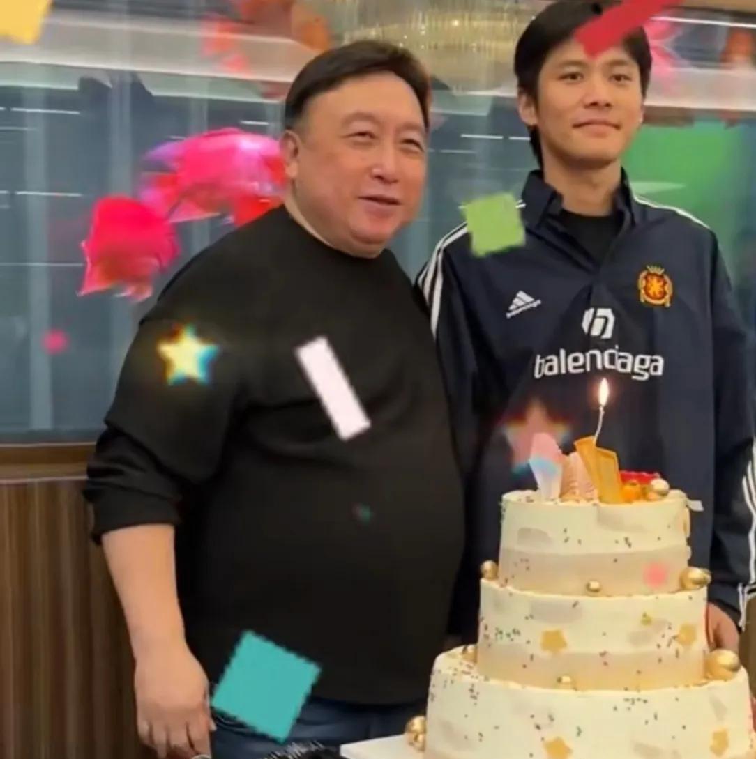 王晶，煞费了苦心！为了帮疯狂小杨哥“迂回”复出，在他70岁生日当天请了大量的媒