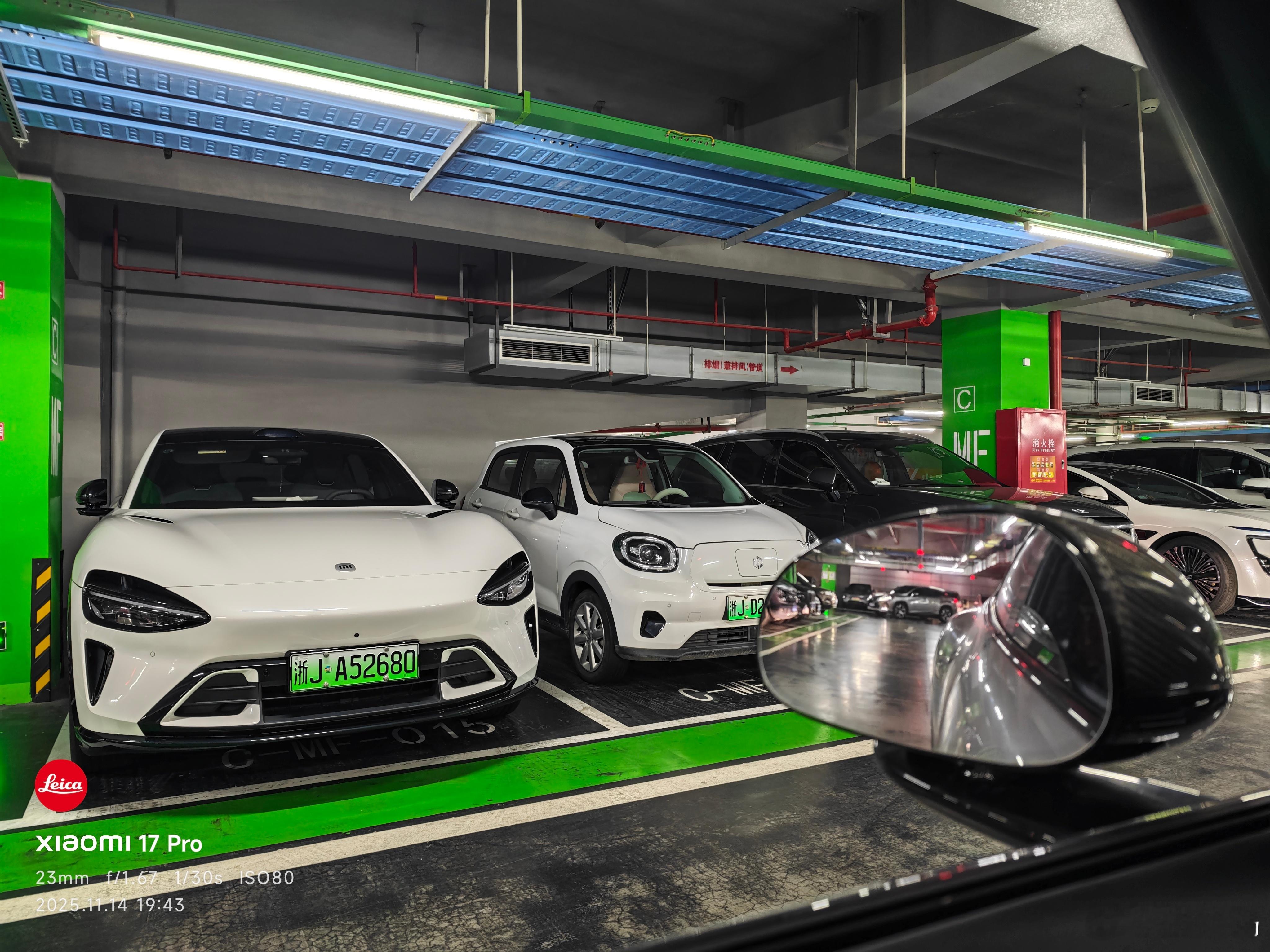 昨天去了趟温州龙湾机场接人，停车场扎堆的小米汽车。没想到，才1年半时间，小米汽车