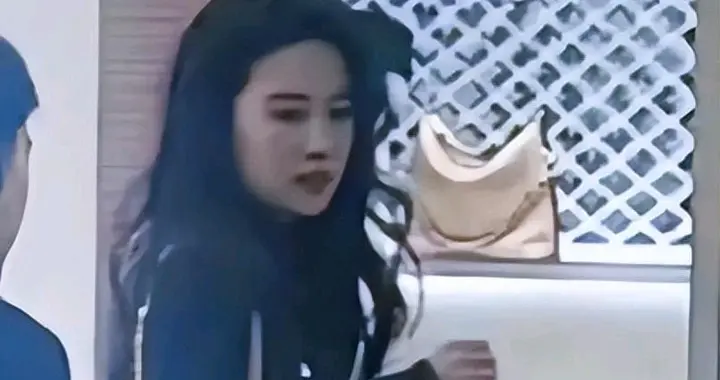 刘亦菲逛街被偶遇！丰腴身材双下巴曝光