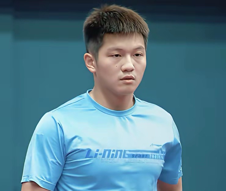 2015年黄毛时期的樊振东一般人还真不敢惹，至于为什么染发这是吴敬平教练安排的，