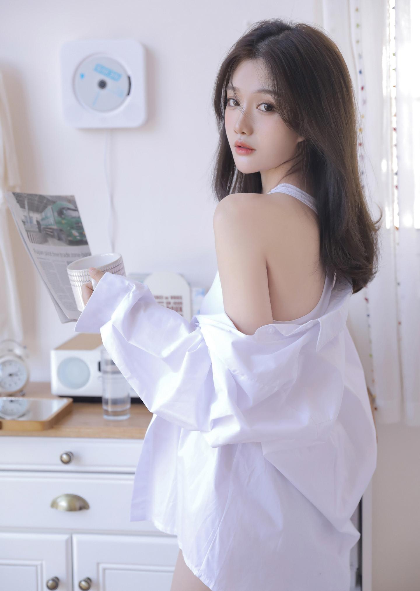 笑话：局长和美女秘书去登山。在一陡峭山坡处，二人不慎同时滑倒，万幸的是二人同时
