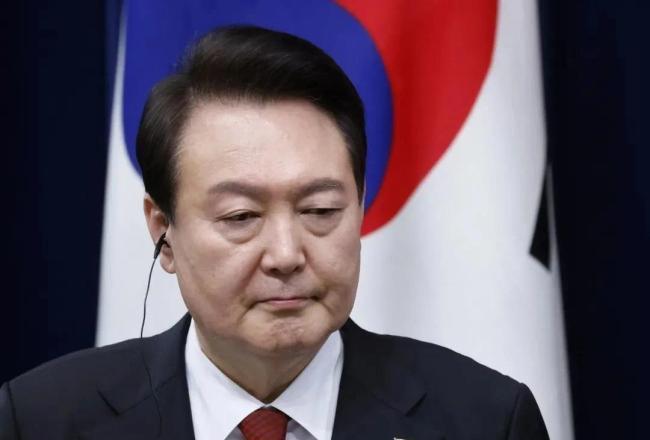 据韩联社报道，当地时间9日，韩国前总统尹锡悦出席涉嫌带头发动内乱及涉嫌滥用职权妨