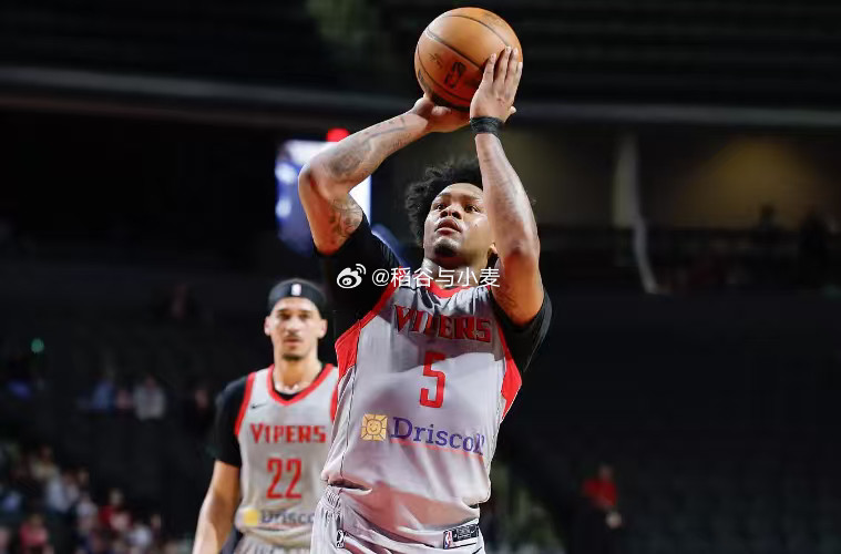 火箭二队毒蛇的先发得分后卫约翰-奈特三世（JohnKnightIII）在面对