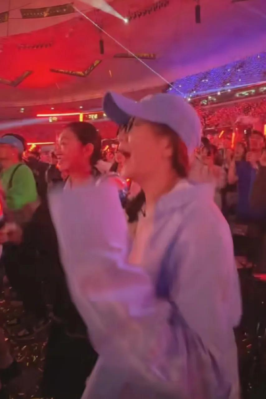 陈梦深夜发视频，与母亲一起来看演唱会，被音乐点燃，便随着音乐舞动起来，很是