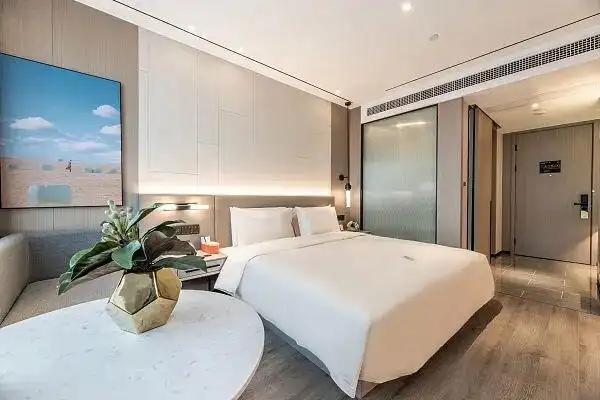 上海一对情侣住进酒店开房，俩人正在房间里温存相处时，男生无意间瞥见窗外有陌生人探