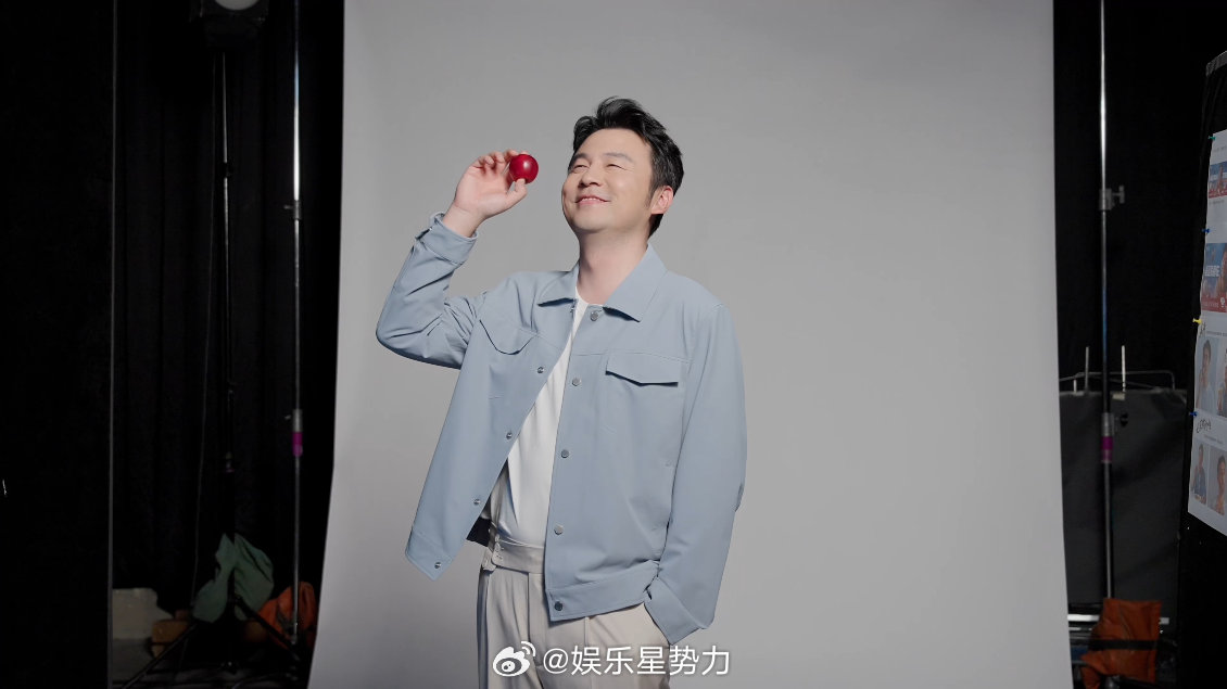 被雷佳音的拍摄现场萌到了！淡蓝色休闲装的他阳光洒脱，淡米色西装又让他气质出众。但
