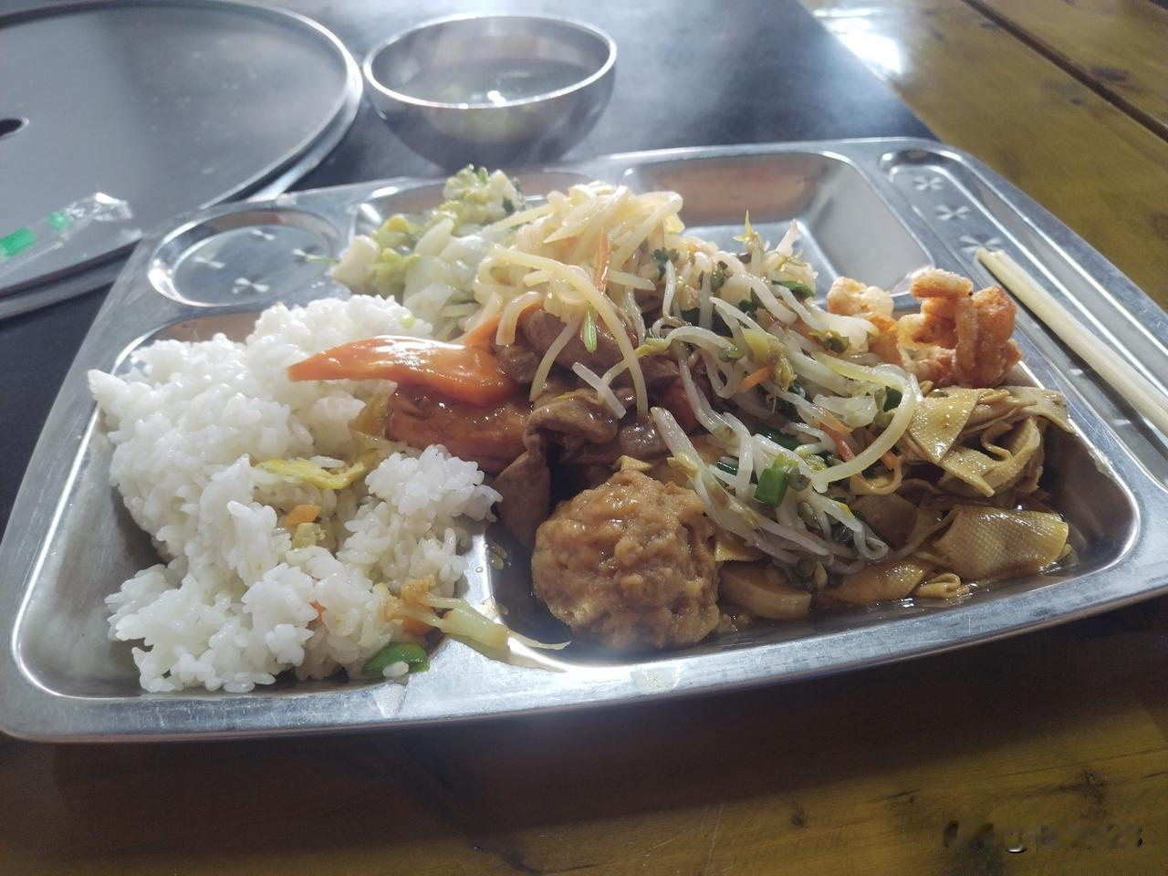 烟台莱山最便宜的自助盒饭，二十多个菜随便吃，15元一位，不过基本都是素菜。主