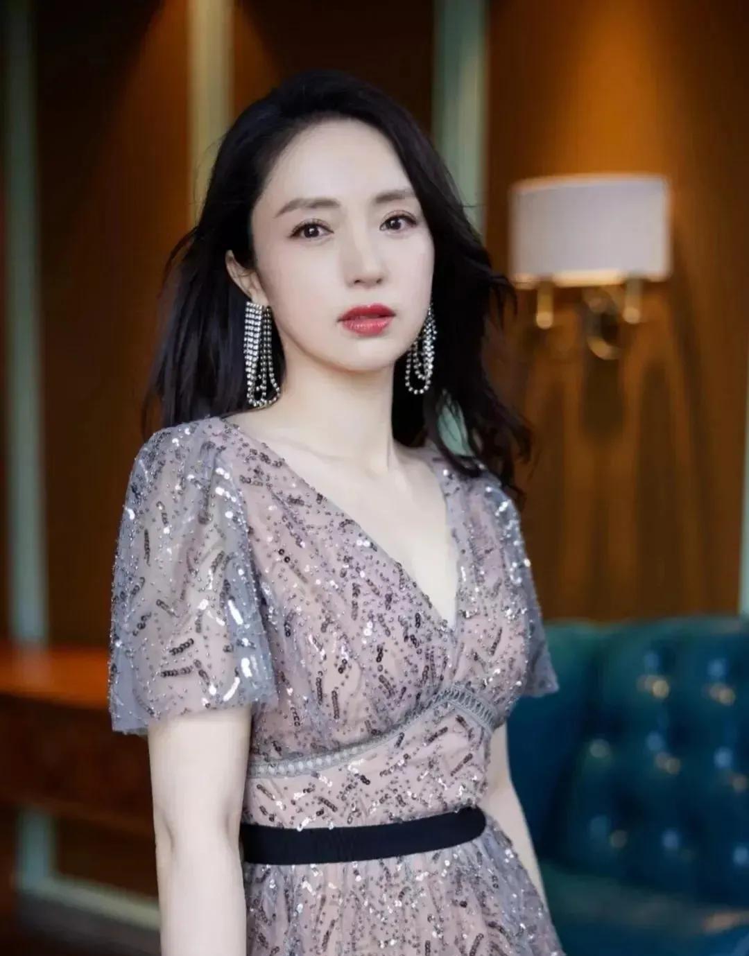 董璇打舌钉其实没什么，这纯属她个人的爱好，她用一枚舌钉把自己从“国民乖乖女”的壳