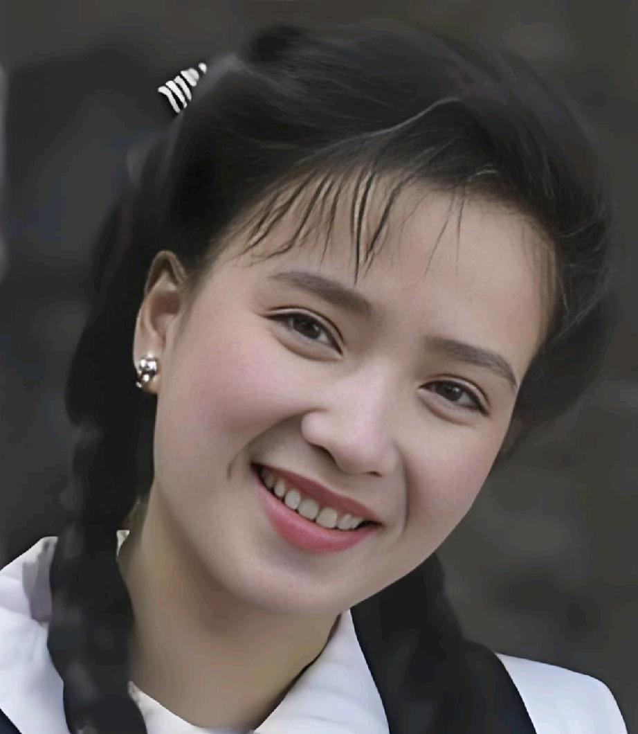 为什么何晴的颜值能如此的打动人心？因为这张脸上写满了真善美。她的脸呈幼态感，