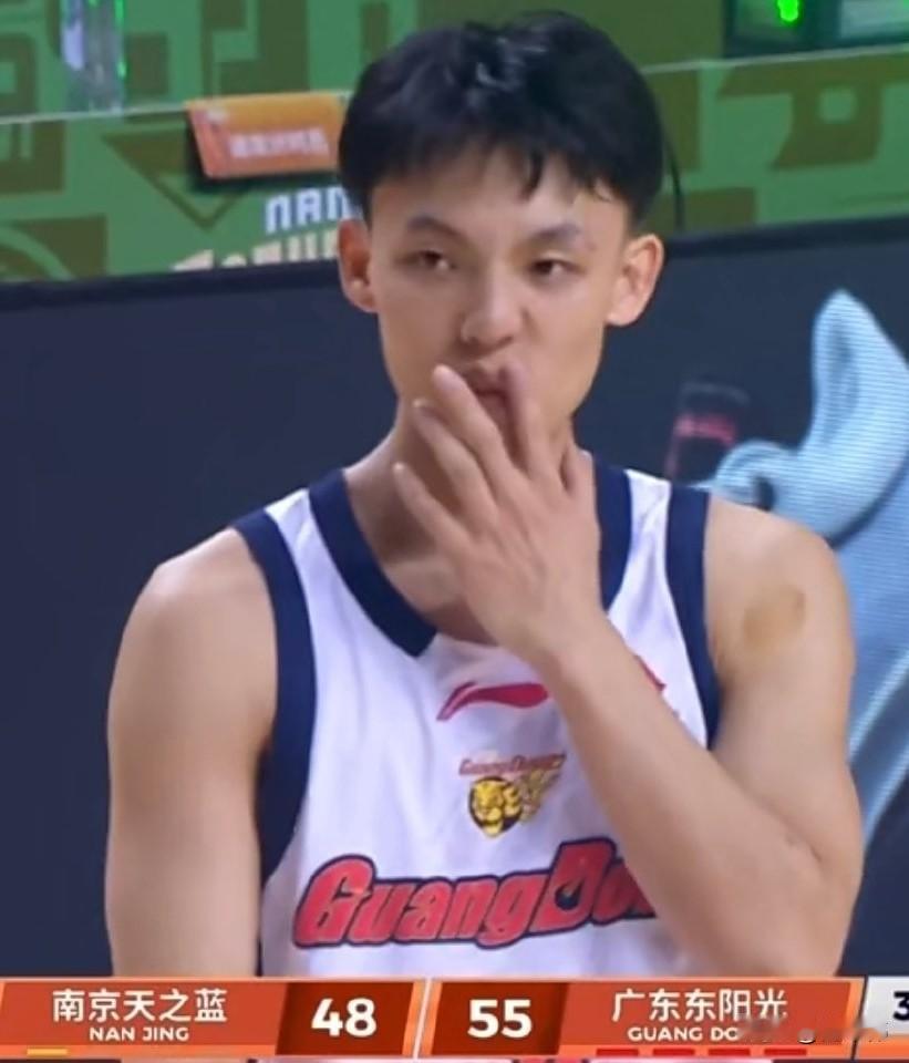 可以相信徐杰！奎因谈徐杰：“徐杰的三分很关键。”“最困难的时候。”“