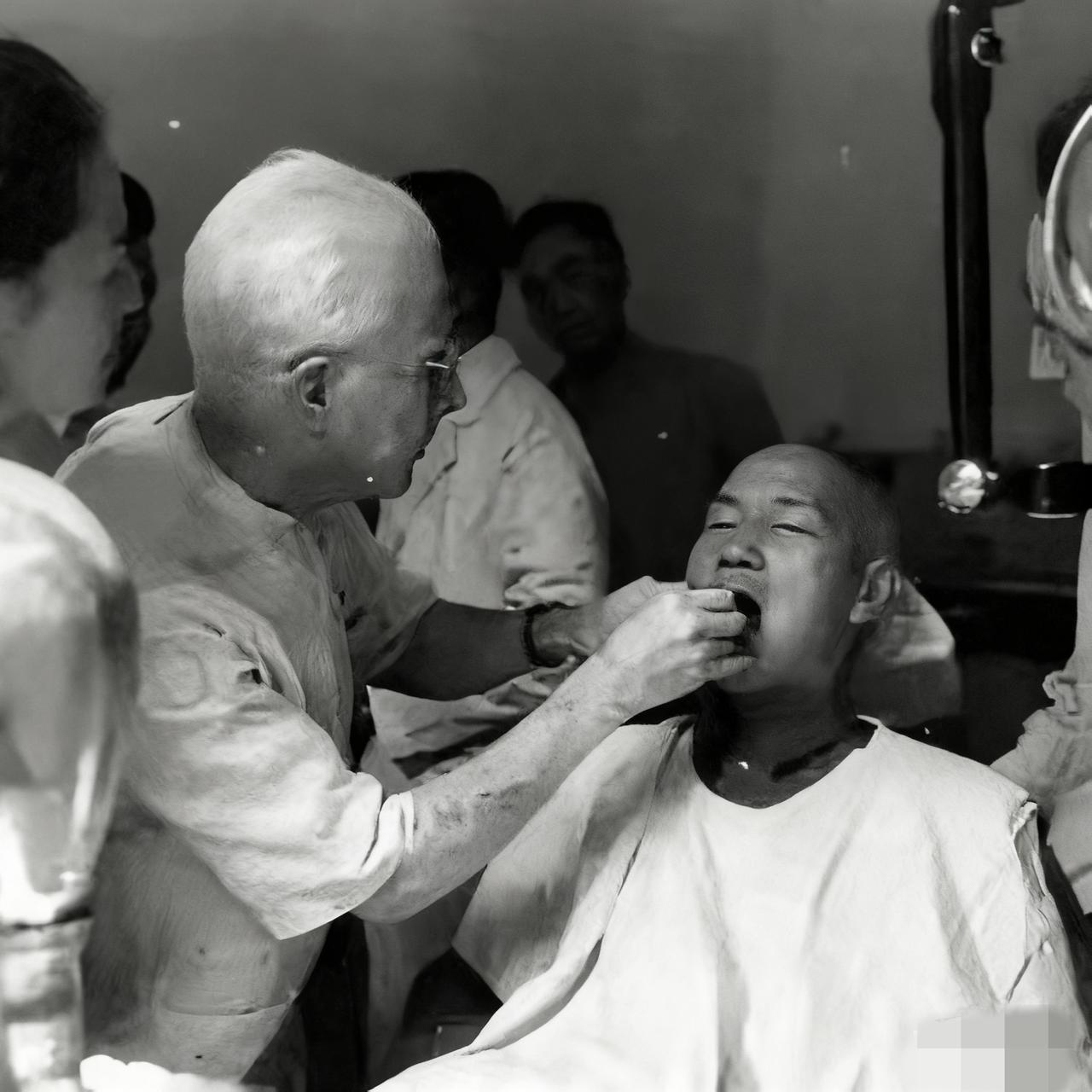 1949年，蒋介石来到华西医院，在这里定制他撤离大陆前的最后一副全口假牙，这张照