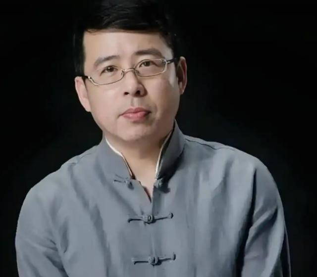 “中国就该向全世界鞠躬道歉，给全世界添麻烦了！2020年，央视名嘴、著名主持人阿